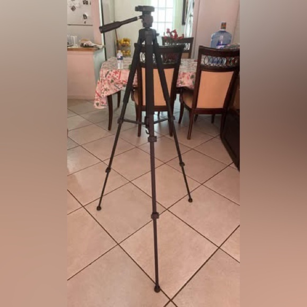 I am selling a camera stand ￼